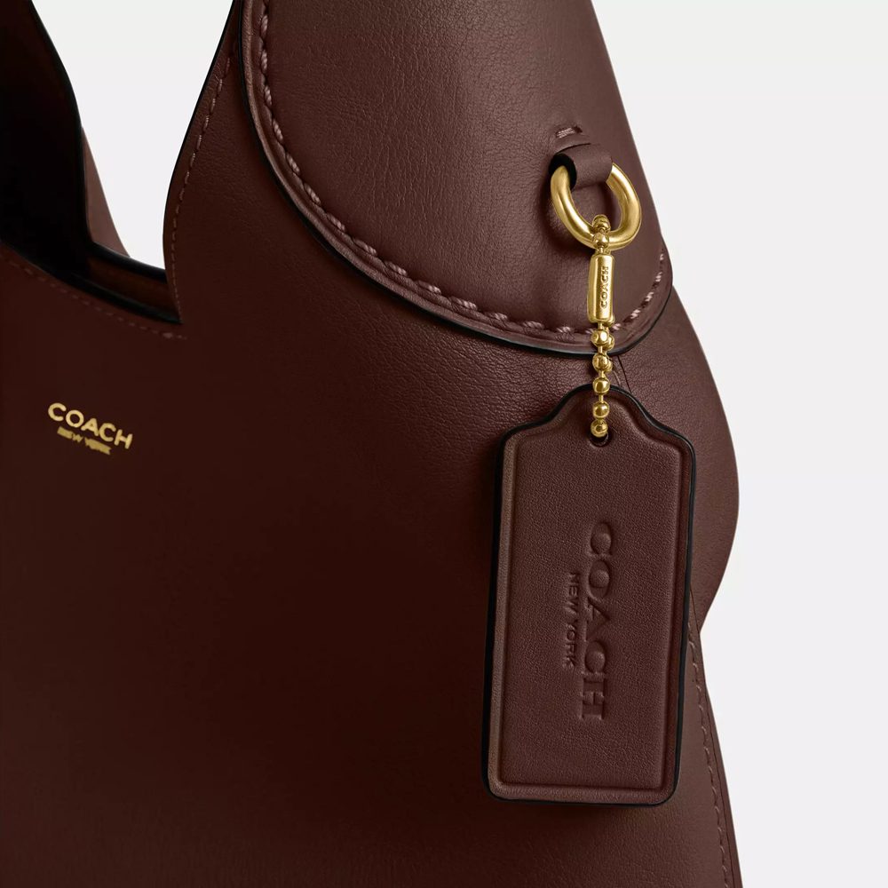 Coach 28 Maple