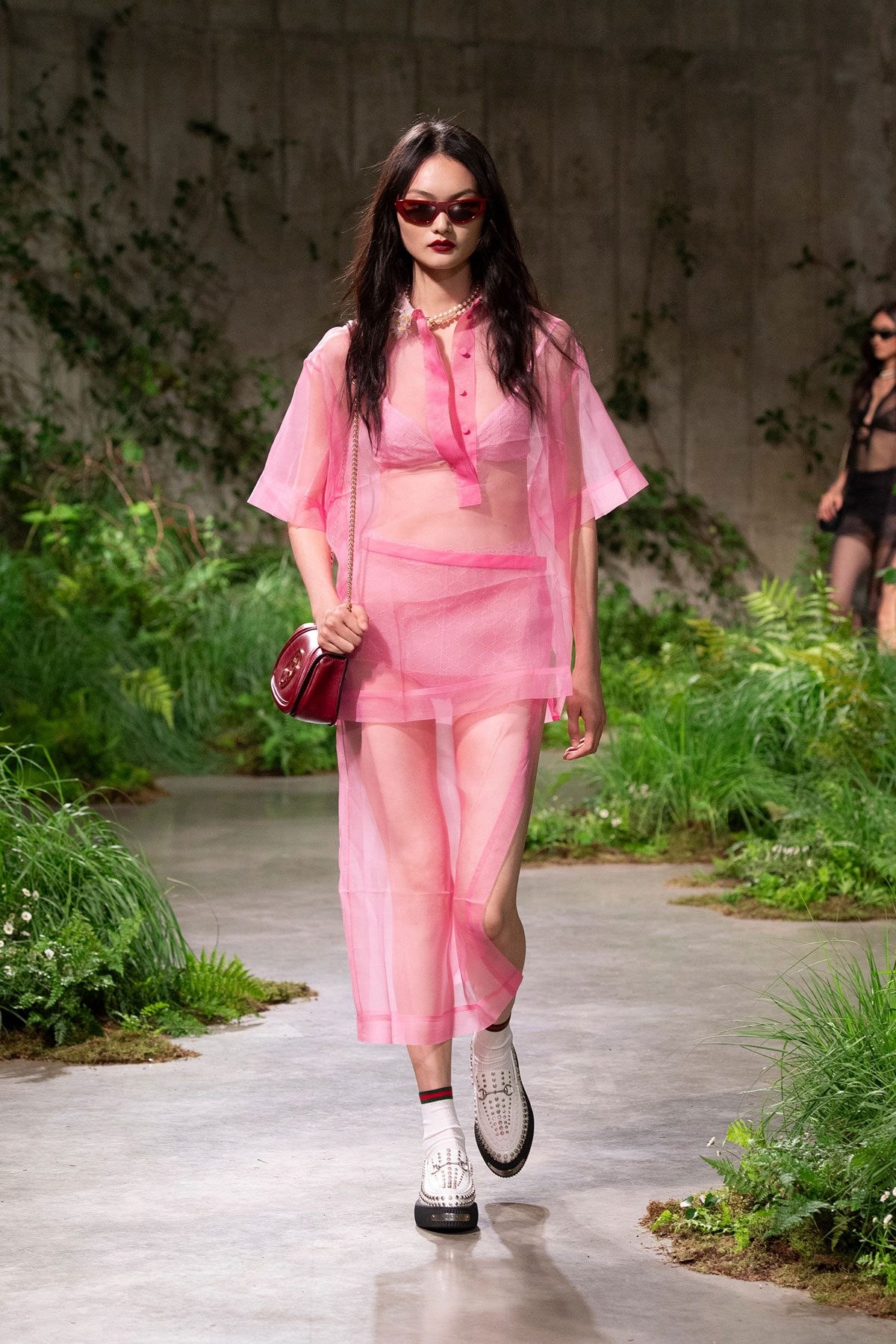 Gucci Cruise ’25 Puts the Blondie in the Spotlight: OutletCity Guide — carrying and styling reference