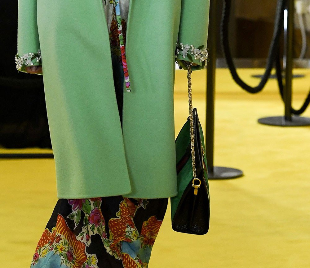 Gucci Jungle Shoulder Bag: Styling Guide — carrying and styling reference