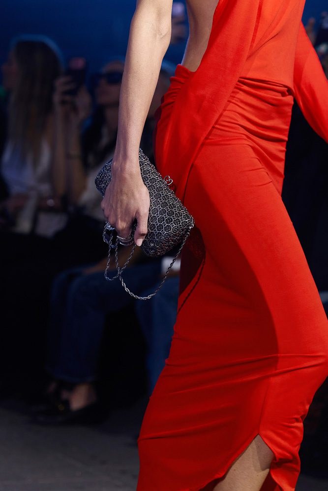 Sarah Michelle Gellar Carries Gucci to the Salon: OutletCity Guide — carrying and styling reference