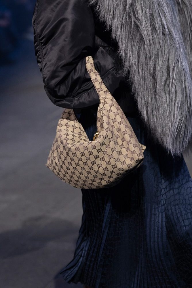 Sarah Michelle Gellar Carries Gucci to the Salon: OutletCity Guide — additional editorial view